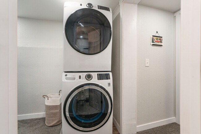 Building Photo - 832 26th St