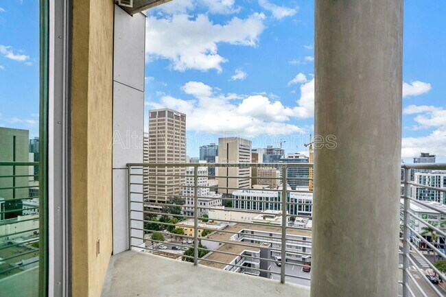 Building Photo - 801 Ash St