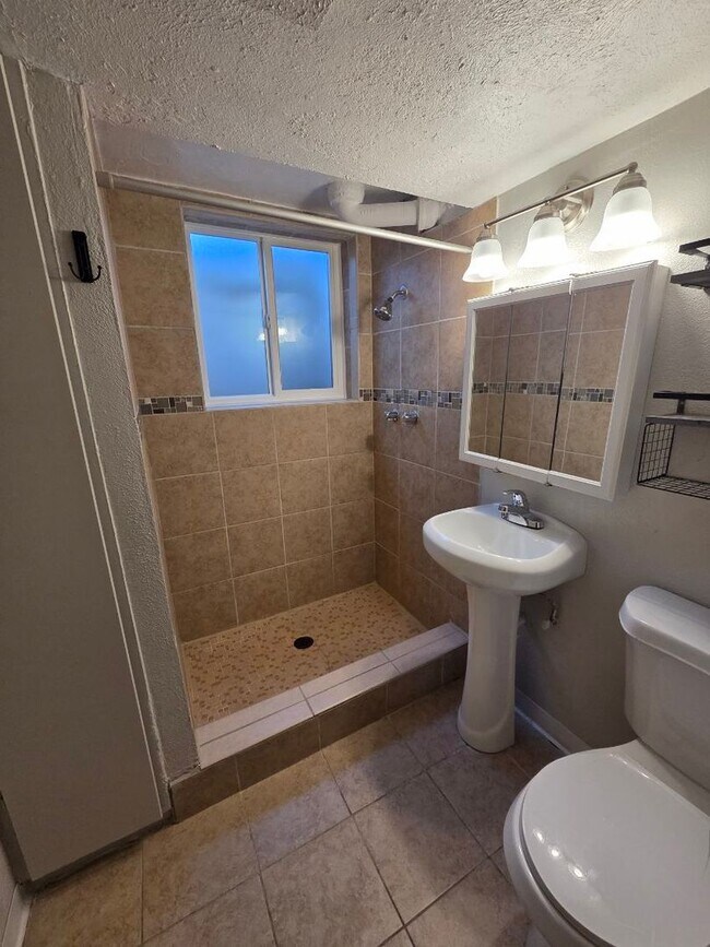 Building Photo - Stylishly Updated and Super Spacious 1-Bed...