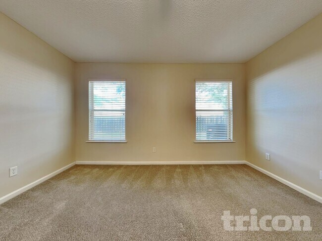 Building Photo - 7134 Beekman Lake Dr