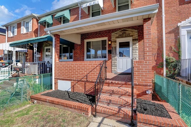 Building Photo - Completed Renovated Townhouse
