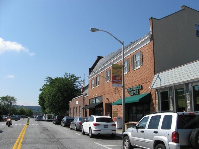 Building Photo - 580 Bedford Rd