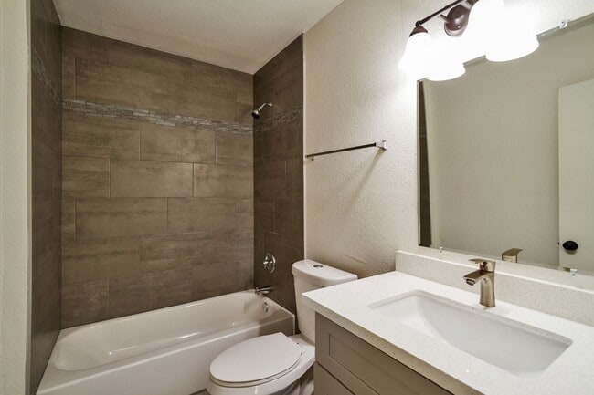 Building Photo - Huge Yard backing the 60.  5 Bed 3 Bath house at ASU