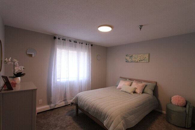 Building Photo - Spacious first floor one bedroom with mode...