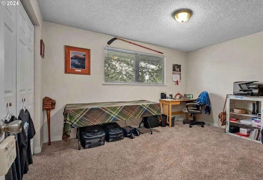 Building Photo - 208 SW Wallula Ave