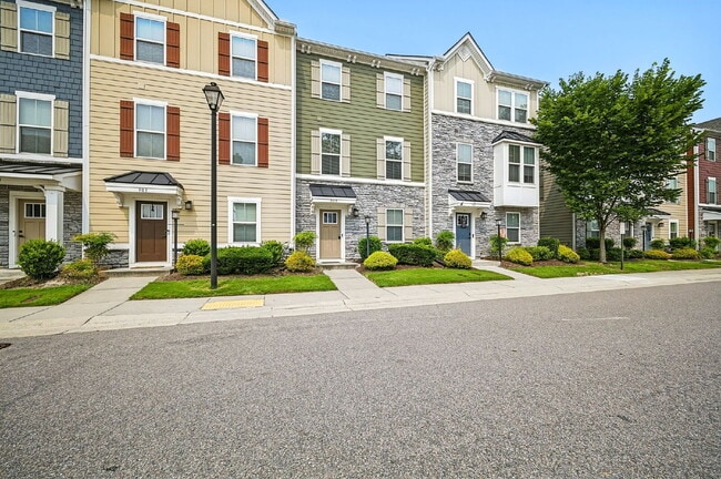 Building Photo - Luxurious 3-bedroom 2.5 bath townhome with Garage in Chesapeake