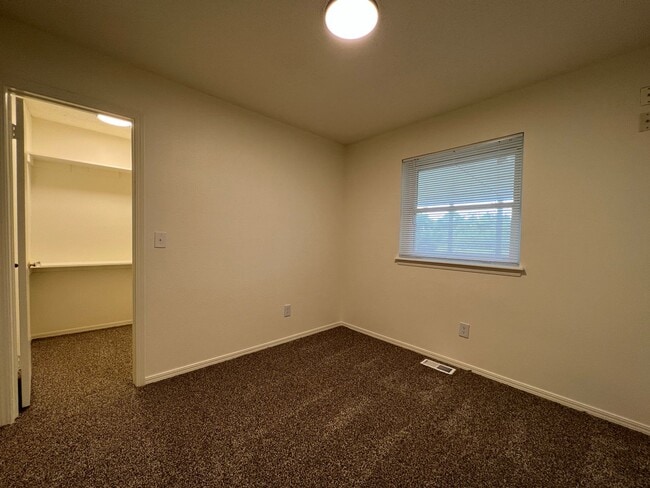 Building Photo - 3 Bedroom/2 Bathroom Home with Covered Pat...