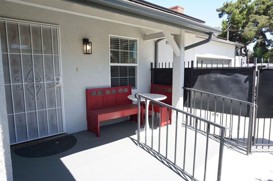 Building Photo - 8533 Woodley Ave