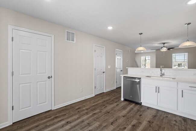 Building Photo - 3 bd 2.5 Ba Townhouse