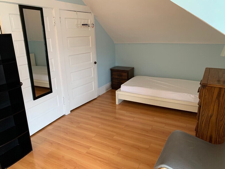 Building Photo - 746 Broughton St