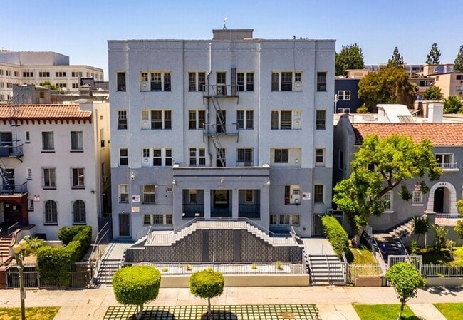 Building Photo - 447 S. Rampart Blvd - Studio & 1 Bedroom Apartment!