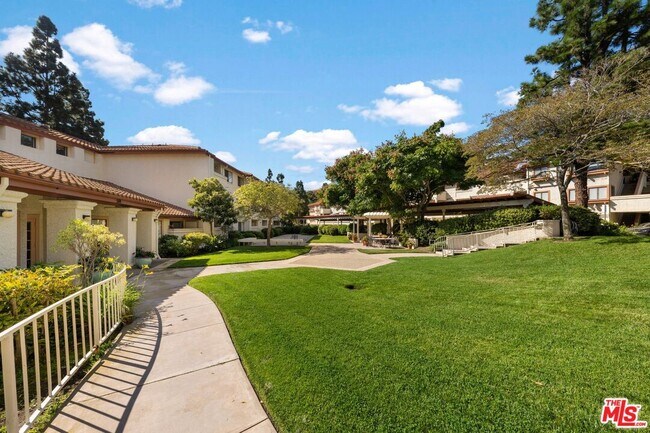 Building Photo - 501 Palisades Dr