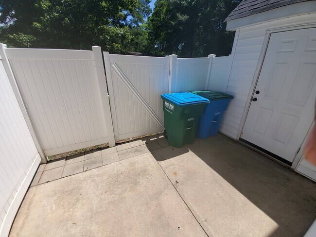Building Photo - Charming 2 bedroom condo in Pineville !