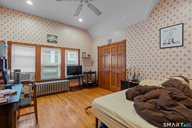 Building Photo - 136 Edwards St