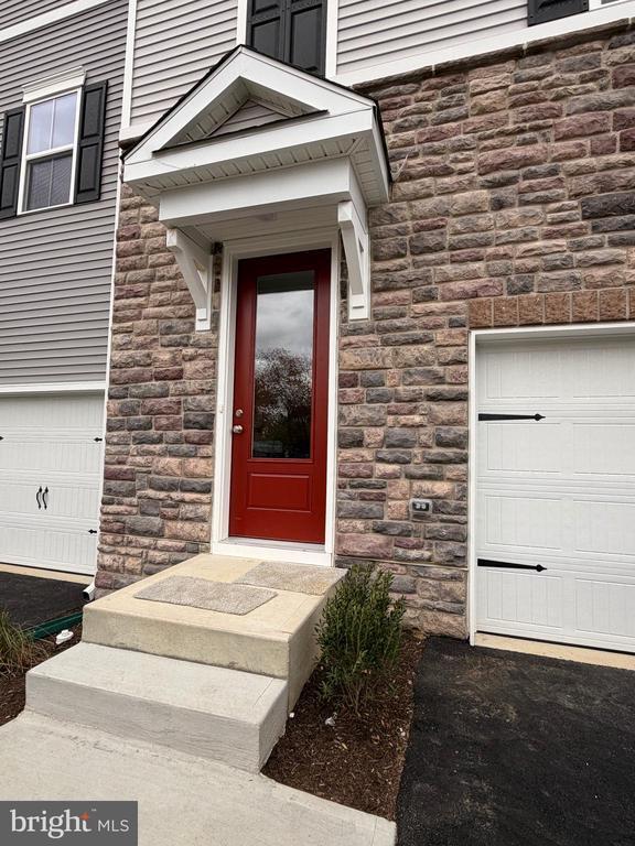 Building Photo - 69 Basswood St