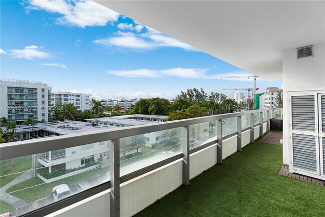 Building Photo - 9261 E Bay Harbor Dr