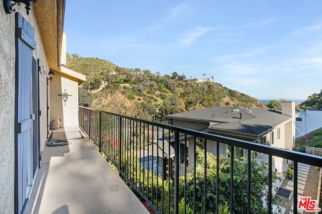 Building Photo - 3855 Rambla Pacifico St