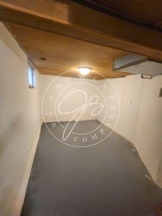 Building Photo - Spacious 3 bed with bonus room and shower ...