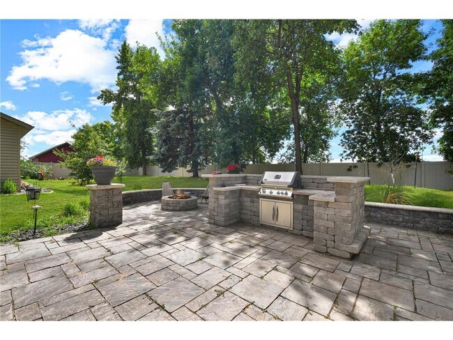 Building Photo - 154 Beaton Dr W