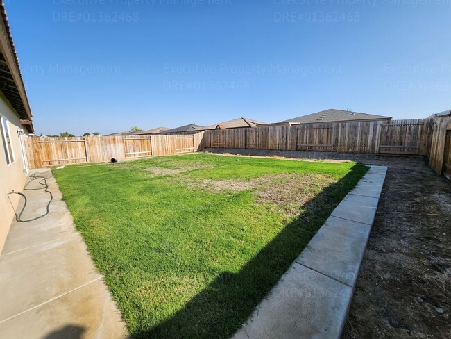 Building Photo - Modern 3 bedroom and 2 bathroom home with ...