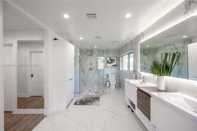 Building Photo - 7125 Los Pinos Blvd