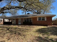 Building Photo - Newly remodeled Broadmoor 3BR/2BA. New app...