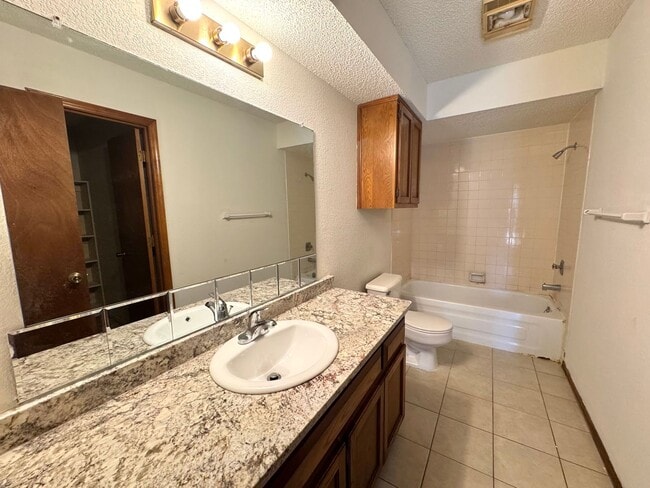 Building Photo - 3 bedroom 2 full bathroom Duplex home in B...