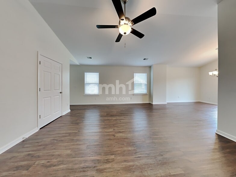 Building Photo - 132 Spring Lakes Dr