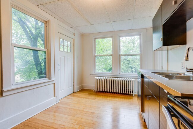 Building Photo - 406 Kingsboro St