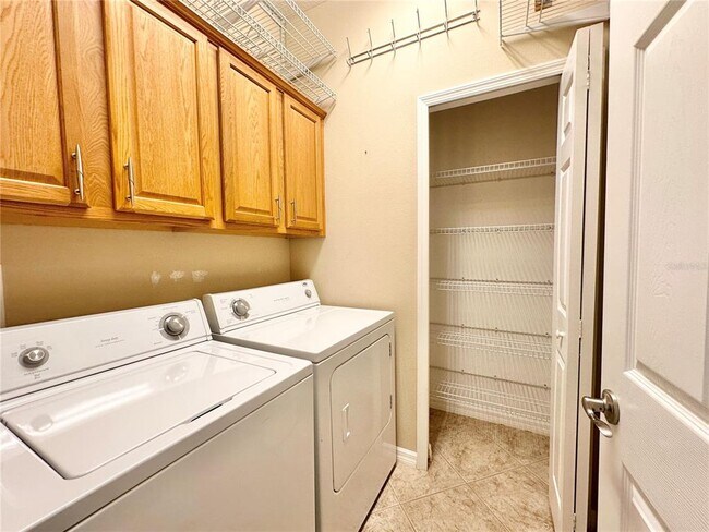 Building Photo - 204 Canterbury Bell Dr