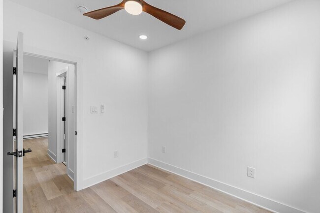 Building Photo - 6049 Elmwood Ave