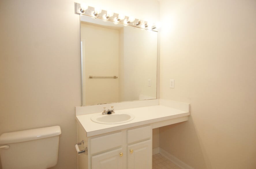 Building Photo - 221 Orchard Park Dr