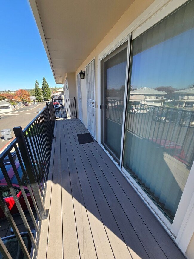 Building Photo - Beautifully Updated #4 Condo