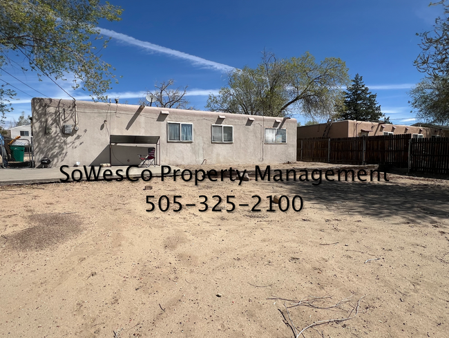 Building Photo - Three Bedroom Home off Hutton