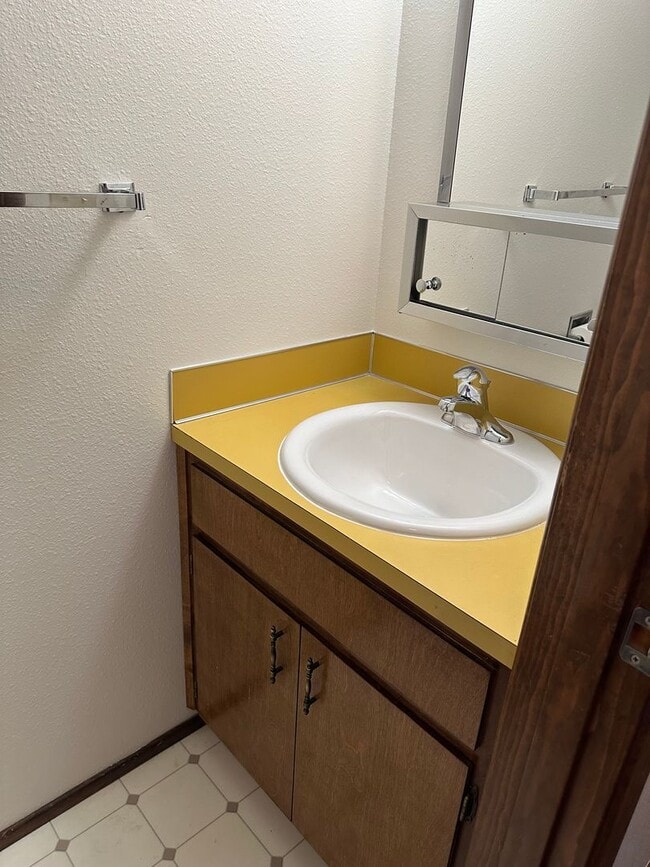 Building Photo - 2 bedroom 1.5 bathroom duplex in quiet Thu...