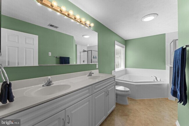 Building Photo - 10 Everglades Ln