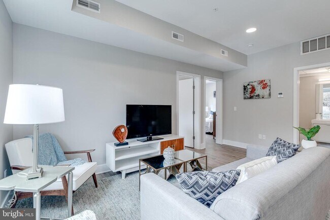 Building Photo - 1952 Bryn Mawr Ave