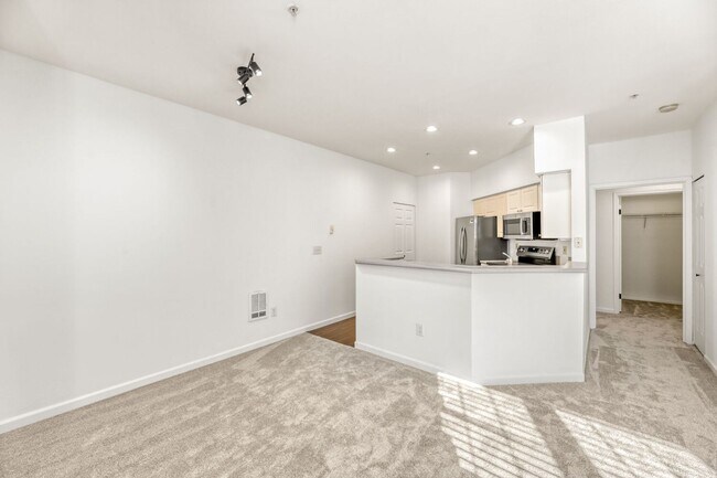 Building Photo - Well-Equipped 2 Bed 2 Bath Sonoma Villero Condo w/ Community Pool, Hot Tub & Exercise Room!