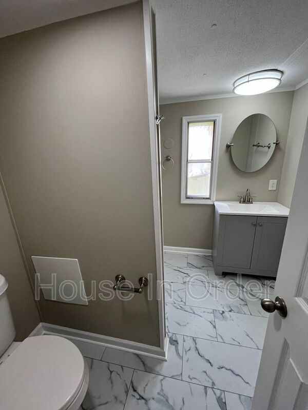 Building Photo - 14 Twin Oaks Dr