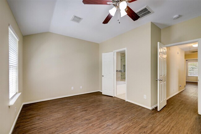 Building Photo - 117 N Villa Oaks Dr
