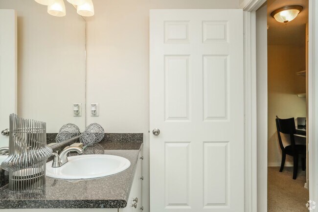 Building Photo - Downtown Luxury | 1-Bed with Style!