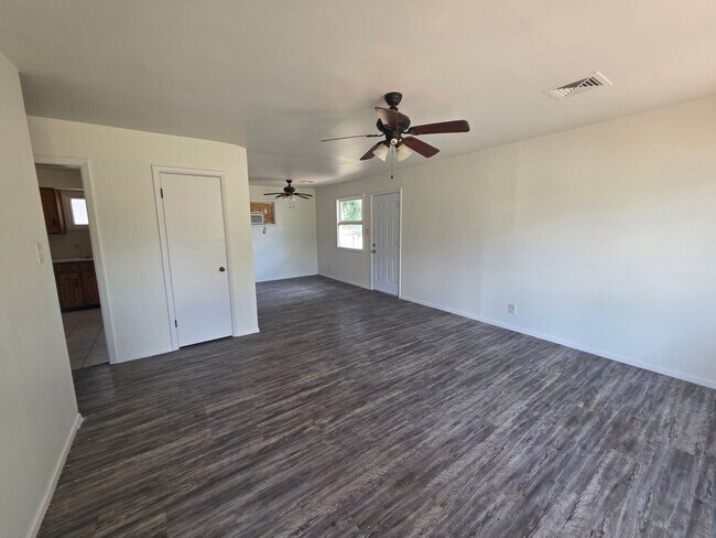 Building Photo - 3 Bed / 1 Bath Gem with Fenced Yard & Carport!