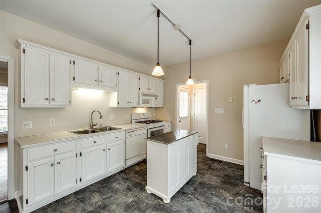 Building Photo - 1739 Old Clay Hill Rd