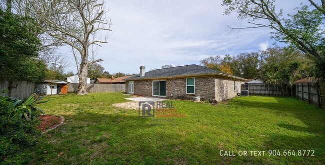 Building Photo - Beautiful Home with Large Fenced-In Backya...