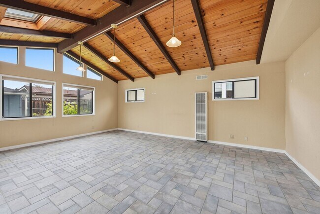 Building Photo - Charming single level family home located in sought after San Lorenzo Village.