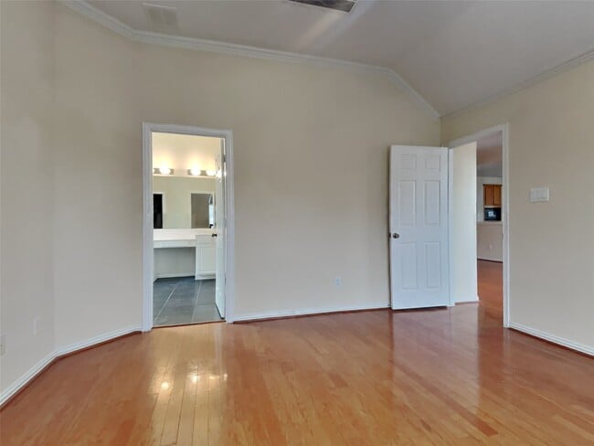 Building Photo - 3009 Fallbrook Ct