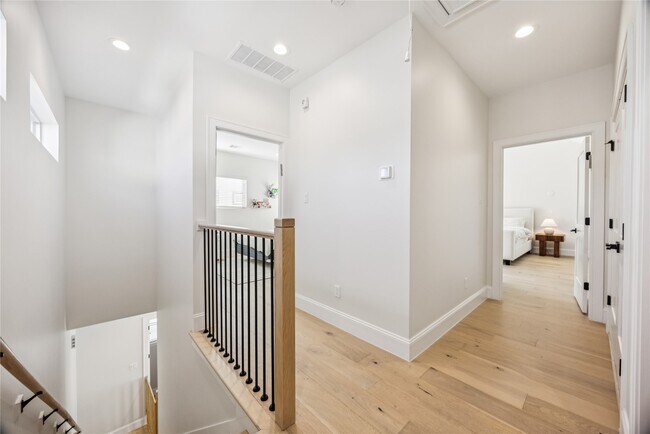 Building Photo - 1127 W 16th St