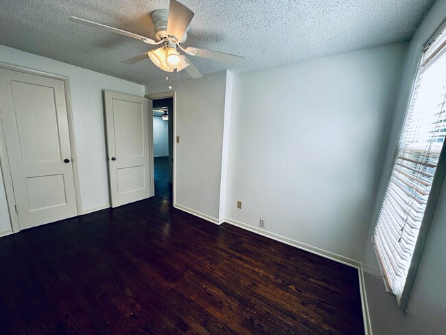 Building Photo - {8146} Charming Waldo Ranch + Hardwood Flo...