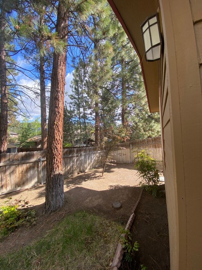 Building Photo - Spacious 2 Bedroom + office! Large yard!  ...