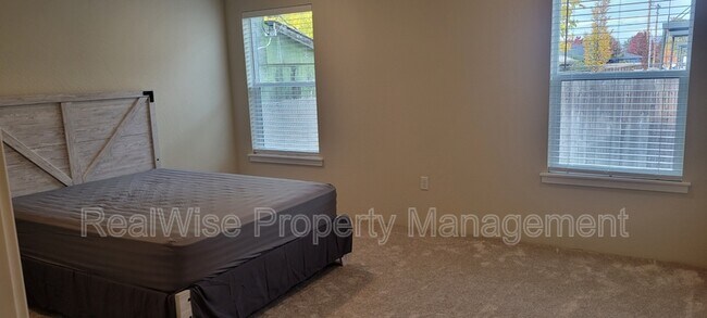 Building Photo - 108 SW Little Meadow Ln